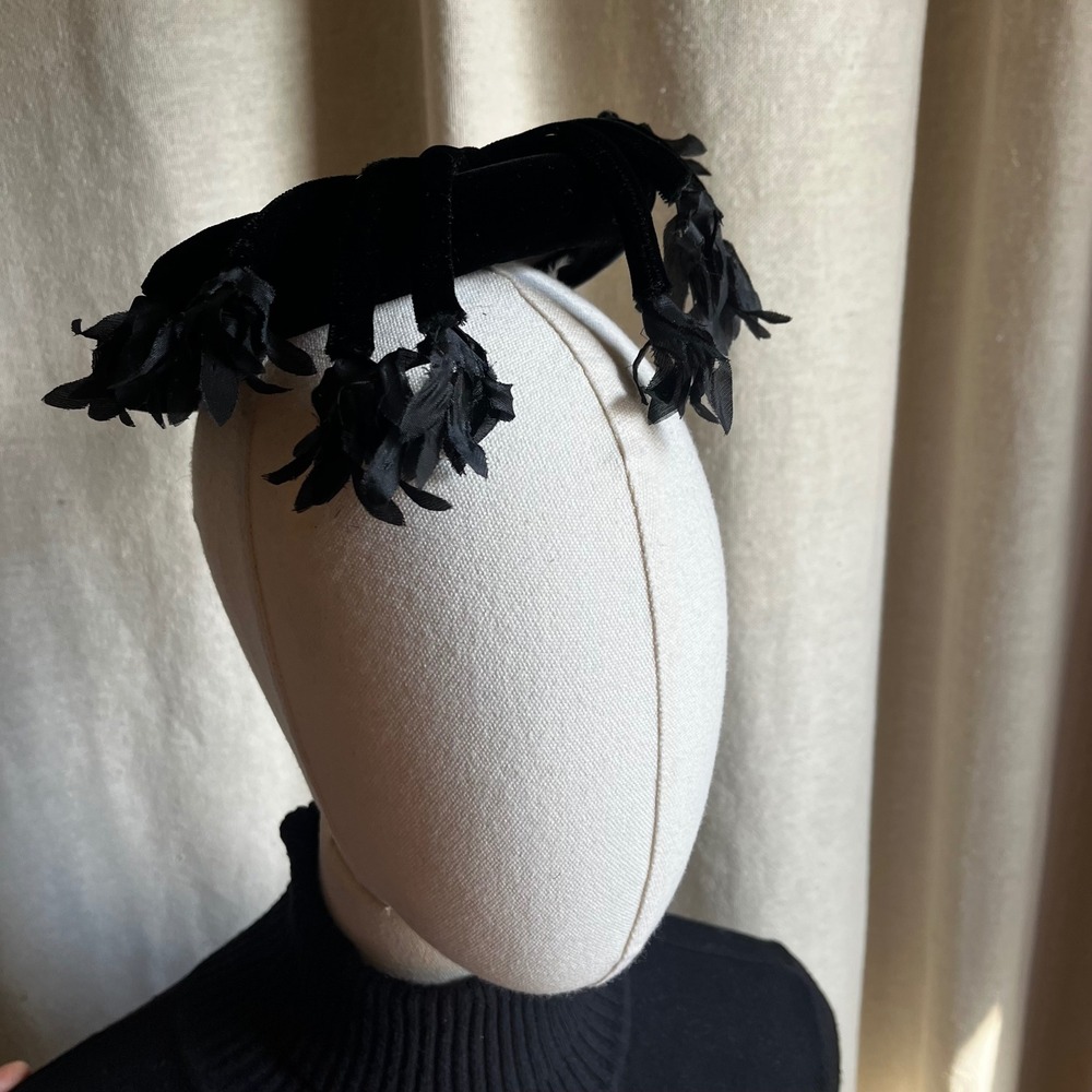 Vintage Rakfeld Black Velvet Cocktail Fascinator‎ Hat Floral Tendrils 1950s